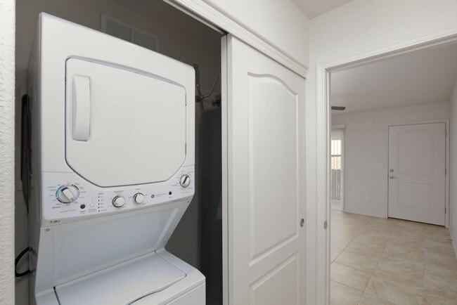 Building Photo - Unfurnished Full Time Apartment