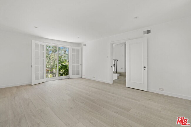 Building Photo - 808 Woodacres Rd