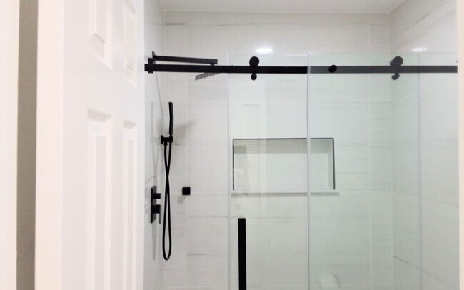 Building Photo - 1/1 Second Floor Remodeled Condo X Rent In...