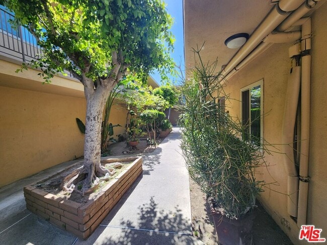 Building Photo - 7925 Vineland Ave