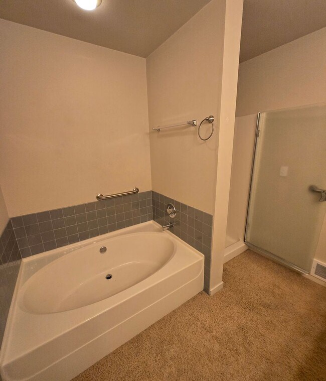 Building Photo - ***PENDING APPLICATIONS***2 Bedroom 1.75 B...