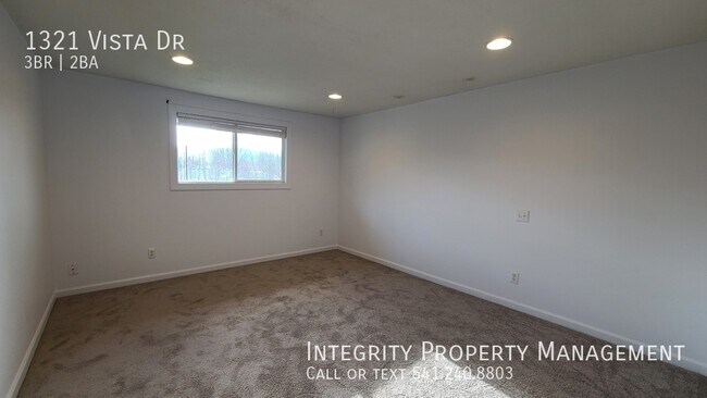 Building Photo - 1321 Vista Dr