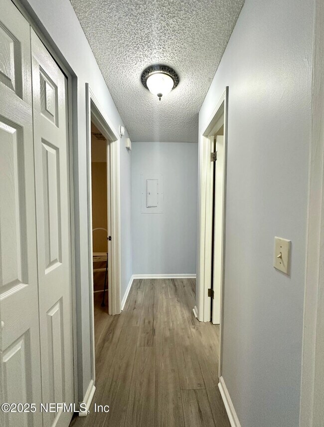 Building Photo - 3801 Crown Point Rd