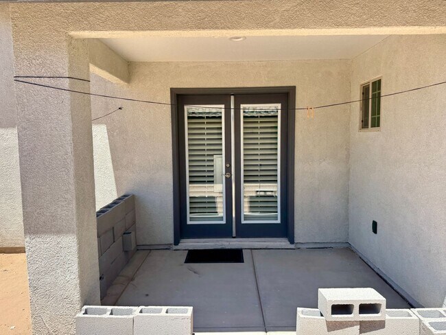 Building Photo - Three Bedroom Two Bath San Luis Home in Los Mezsquites