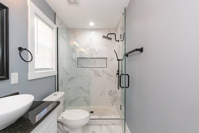 Building Photo - Three Bedroom Home!