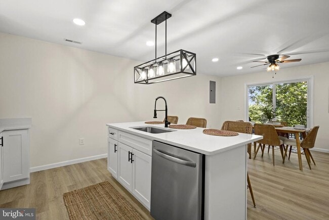 Building Photo - 440 Redbud Ln