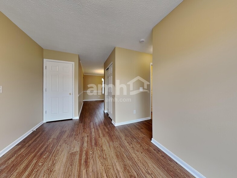 Building Photo - 2025 Apple Knoll Ln