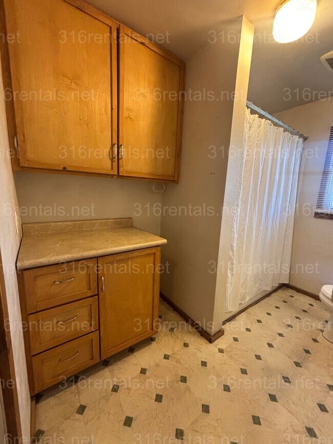 Building Photo - 3 bed 1 bath house available NOW!