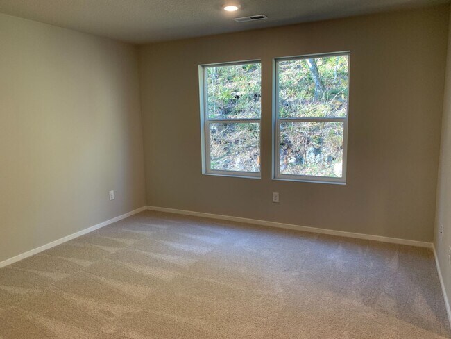 Building Photo - Gorgeous  4 Bed 2.5 Bath Home in Camas! Union School District! Laminate Floors Throughout Main! S...