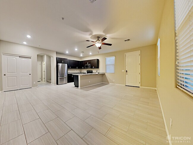 Building Photo - 12560 W Hummingbird Terrace