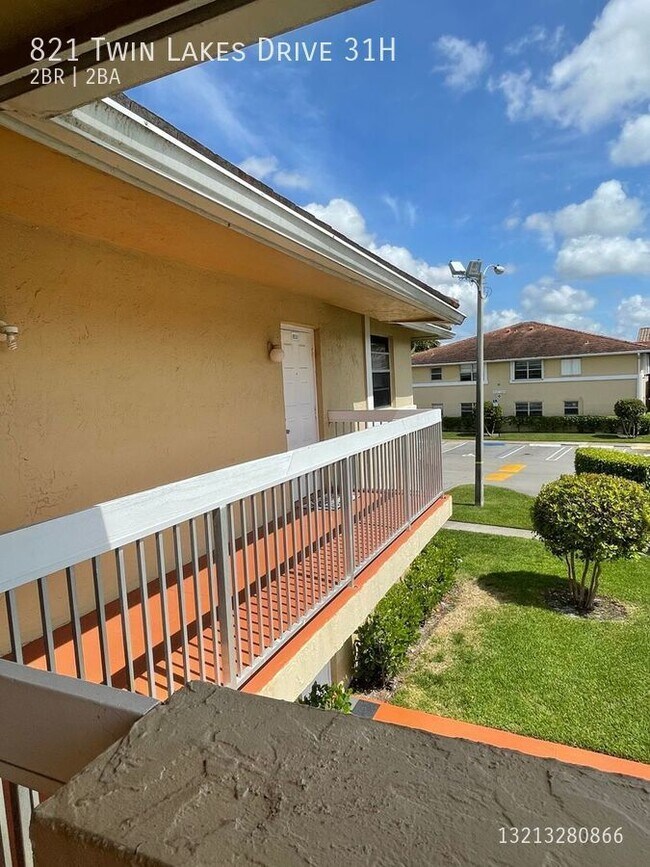 Building Photo - 821 Twin Lakes Dr