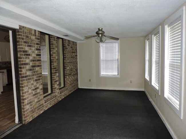Building Photo - Great Northeast location!