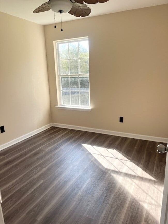 Building Photo - 3 Bed w/Bonus, Large Yard in Sought After ...