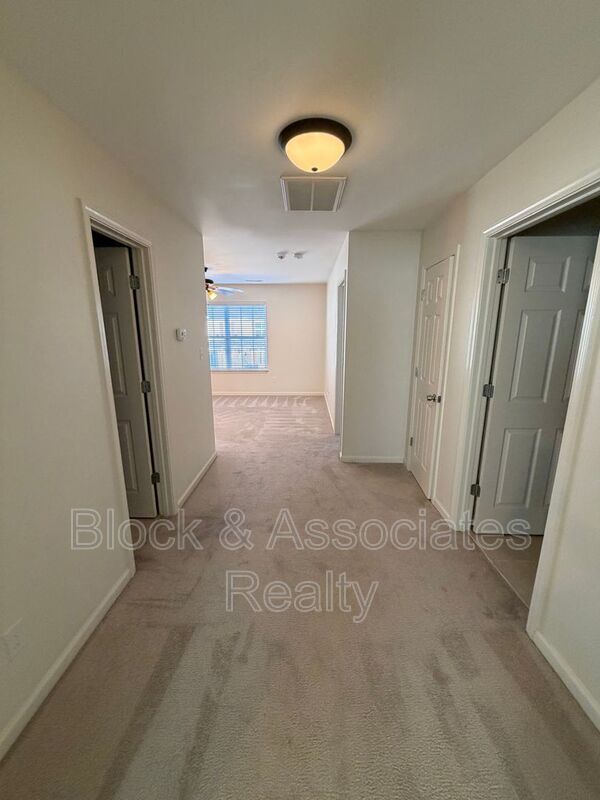 Building Photo - 832 Central Park Ave