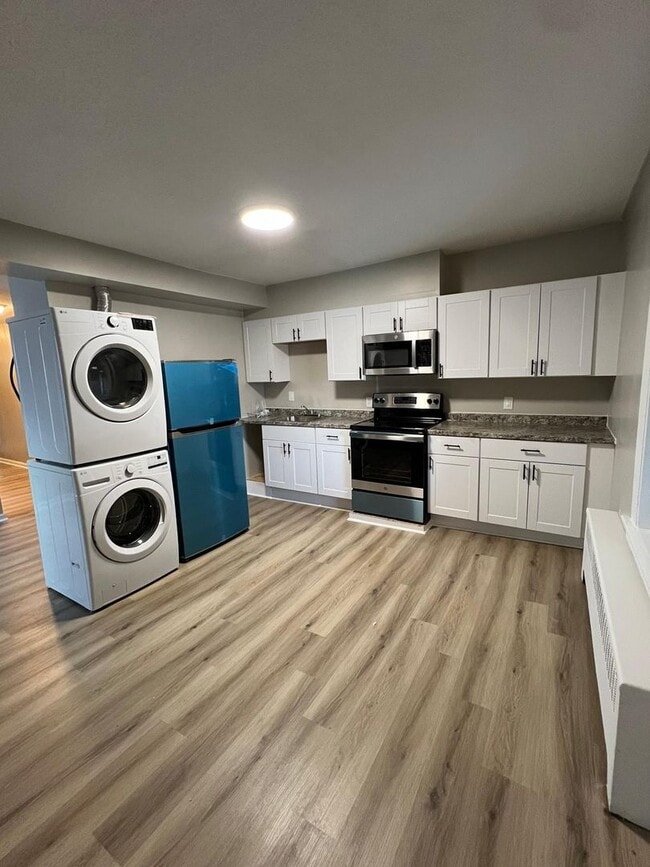 Building Photo - Newly Renovated 3 Bedroom Apartment