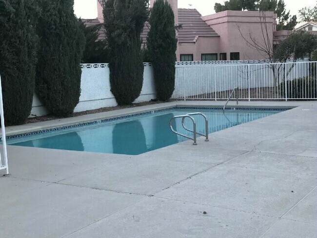 Building Photo - Carry Over Showing: This property has been shown before and will be rented to the first most qual...