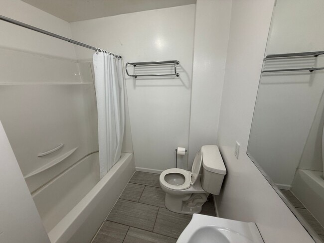 Building Photo - 3315 Valley Dr