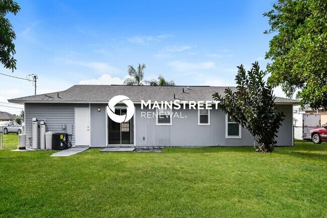 Building Photo - 3 Bedroom Pet-Friendly Home in CAPE CORAL,...