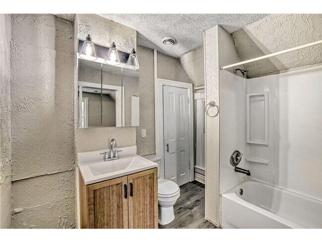 Building Photo - 911 Sims Ave