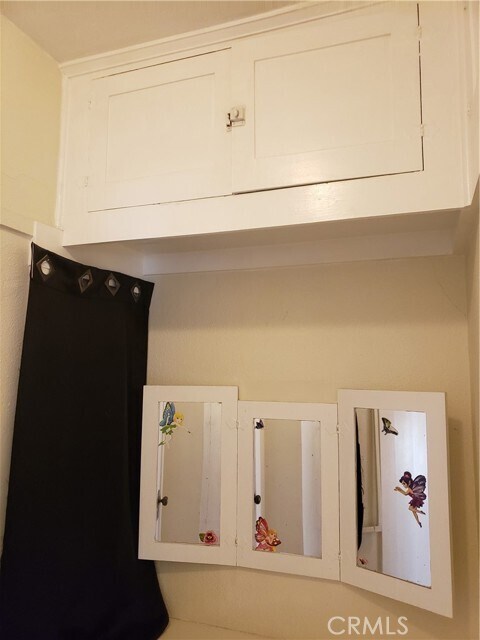 Building Photo - 323 W 4th St