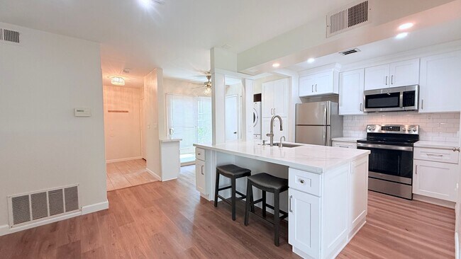 Building Photo - 1065 San Ramon Valley Blvd
