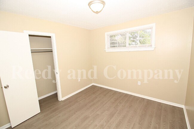 Building Photo - Duplex near Summer Ave.