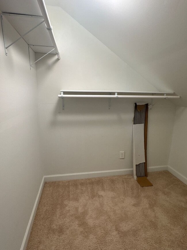 Building Photo - Spacious and inviting 3-bedroom