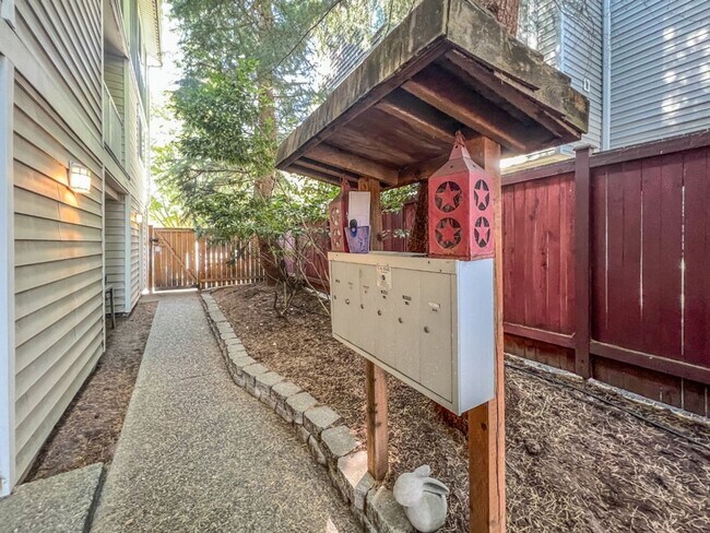 Building Photo - 2Bd/1.75Ba Seattle Condo