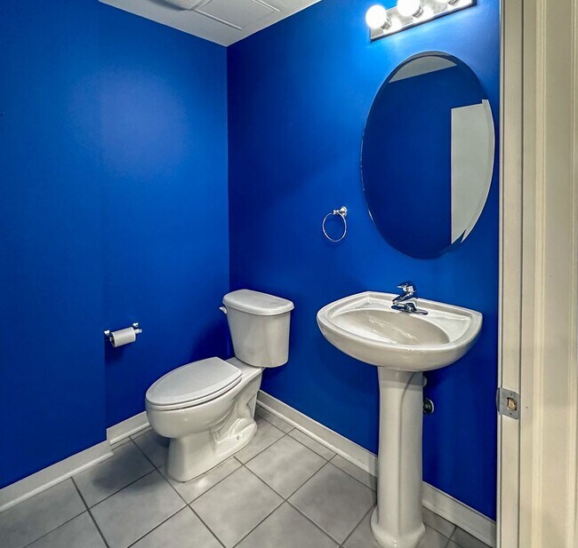 Building Photo - Luxury and Convenience in Royal Oak