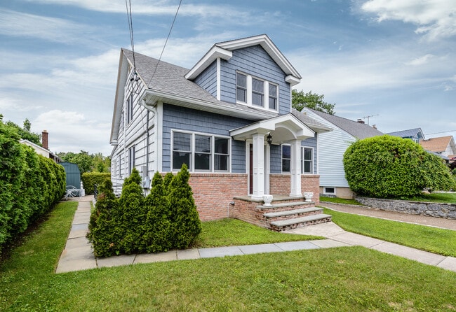 Building Photo - 35 Birch St