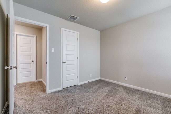 Building Photo - Beautiful and Spacious 4 Bedroom