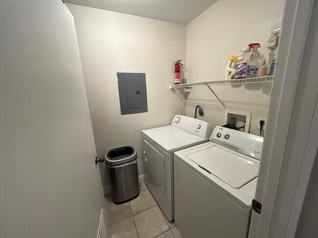 Building Photo - 2/2 Windsor Park Condo