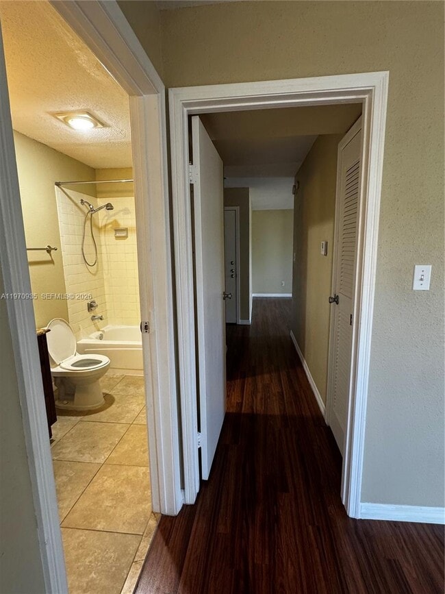 Building Photo - 977 Riverside Dr