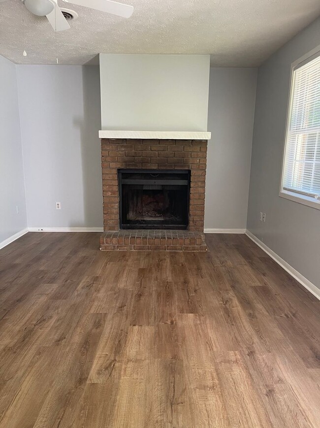 Building Photo - 2BR 1 Bath Duplex off Whitehead Rd! Availa...