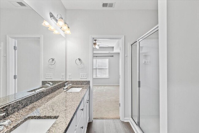 Building Photo - The Commons Stunning Townhome - 3 Bed 2.5 ...