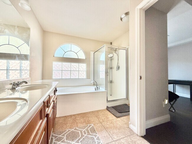 Building Photo - Charming Cul-de-Sac Home with Bonus Room & Backyard