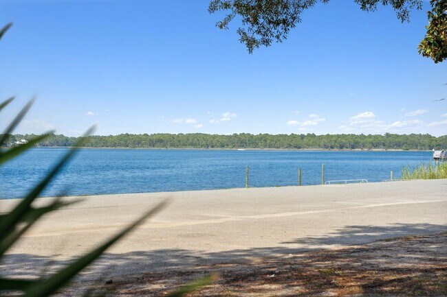 Building Photo - 712 Landing Cir