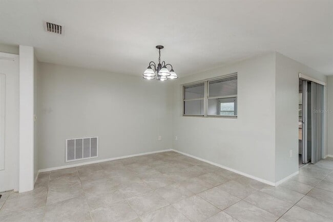 Building Photo - 10521 Oak Hill Dr