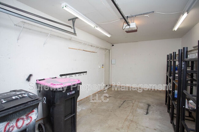 Building Photo - 605 Doral Dr