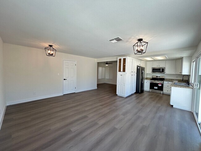 Building Photo - No HOA Home with 4 Bedrooms 2.5 Bathrooms