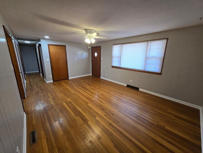 Building Photo - 3-4 bedroom ranch with attached garage, fe...
