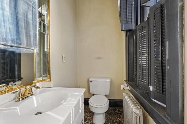 Building Photo - Spacious 5 Bedroom, 1.5 Bath Home in York,...