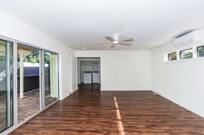 Building Photo - Kahala Avenue Beachside -  1 minute walk to beach  Recently remodeled w/fenced yard. 1 bdrm, 1 ba...