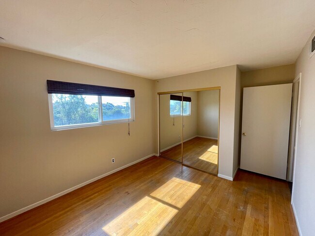 Building Photo - Beautiful 4B/2.5BA House in Oceanside w/ Attached Garage & W/D!