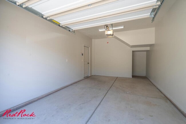 Building Photo - Charming 3 bedroom Townhome. 2 Community Pools!