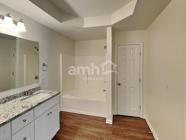 Building Photo - 204 Bates Ct