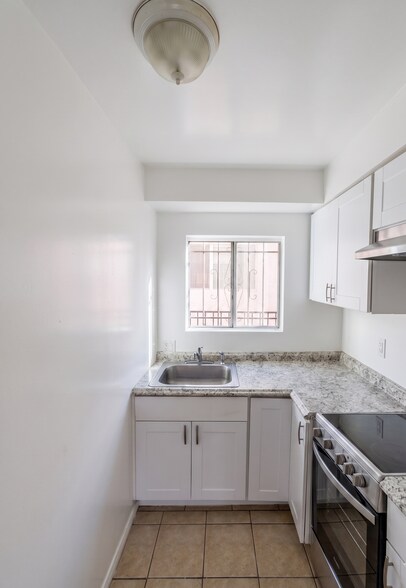 Building Photo - 2672 S Redondo Blvd