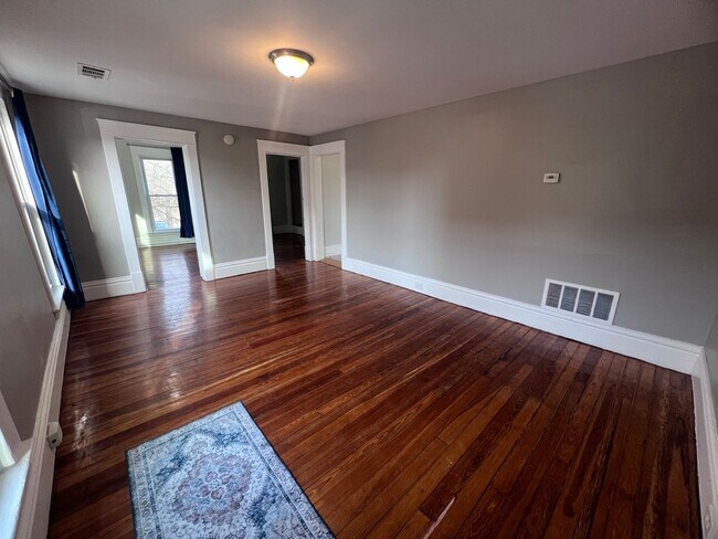 Building Photo - Two Bedroom Apartment! Three Blocks from Michigan Ave (Medical Mile)