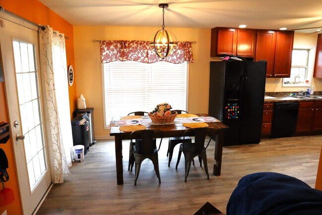 Building Photo - 1023 Rueland Dr