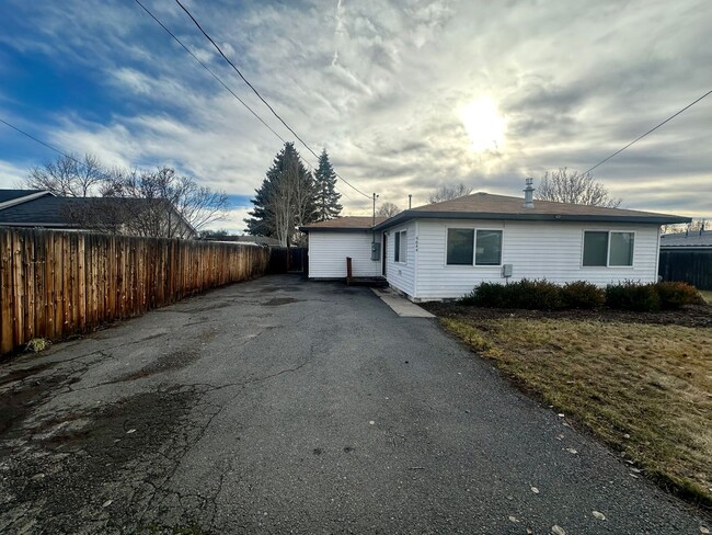 Building Photo - 3bdrm, 2 bath Family home with fenced yard...